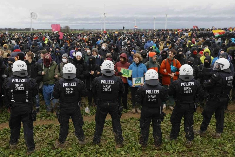 Lützerath köyündeki protestolarda Alman polisine “çamur” engeli
