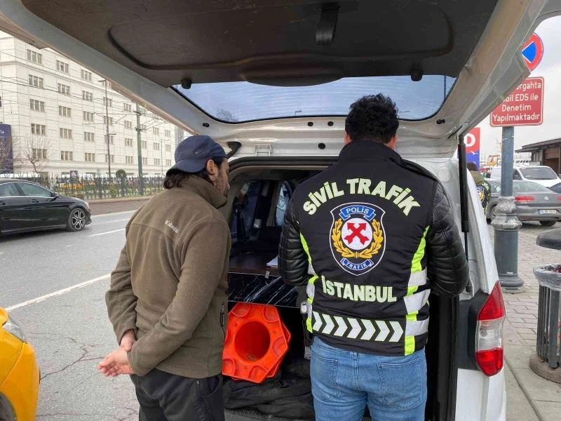 Eminönü’nde taksimetre açmayan taksi sürücüsü araca müşteri gibi binen sivil polise yakalandı
