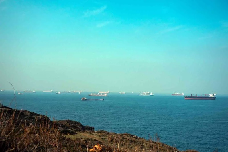Boğaz trafiği askıya alınınca oluşan gemi yoğunluğu havadan görüntülendi
