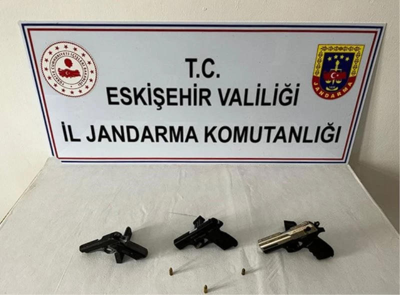 Şüphelenilen şahsın evinden 3 adet tabancı çıktı
