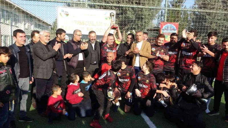Diyarbakırlı kuyumcuların futbol turnuvasında kupa ’altın kaplama’
