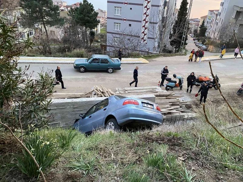 Sinop’ta otomobil boşluğa düştü: 2 yaralı
