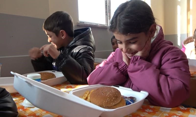 Köy çocukları ilk kez hamburger yedi
