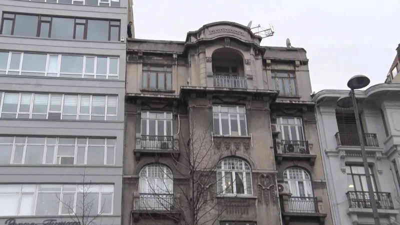 İstanbul’da tarihi pasajda intihar girişimi: Canlı yayın için adeta yarıştılar
