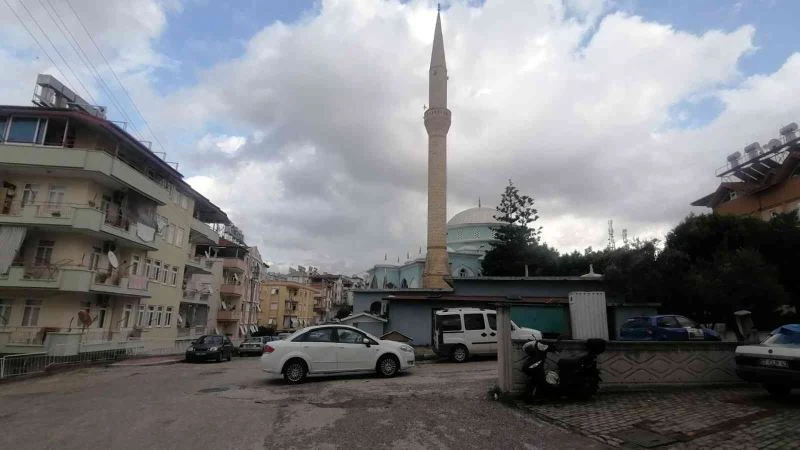 Kaza yapan otomobil, trafik lambasını devirdi
