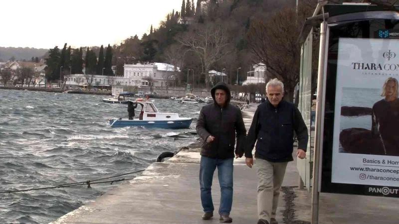 İstanbul’da lodos etkili oldu, vatandaşlar yürümekte güçlük çekti
