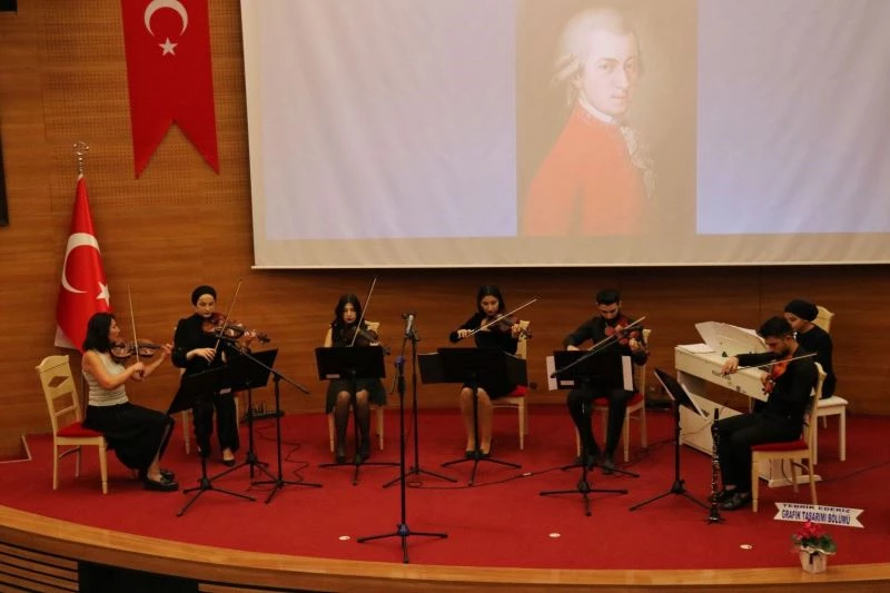 Üniversite öğrencilerinin orkestra konserine büyük ilgi
