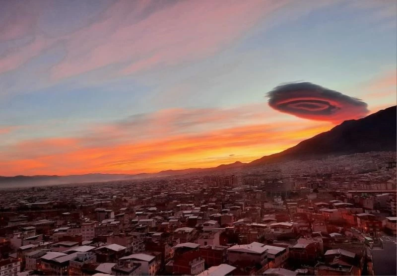Bursa’da UFO’ya benzetilen mercek bulutlarla ilgili paylaşım
