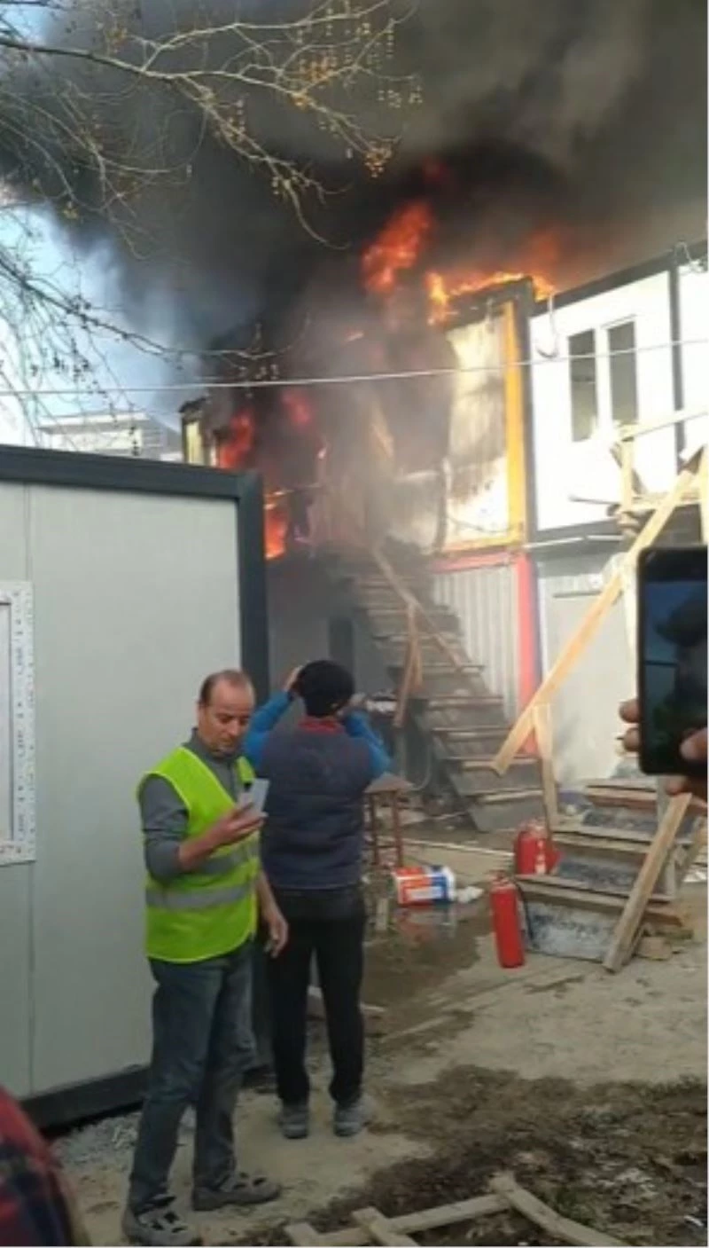 İşçilerin kaldığı konteyner alev alev yandı
