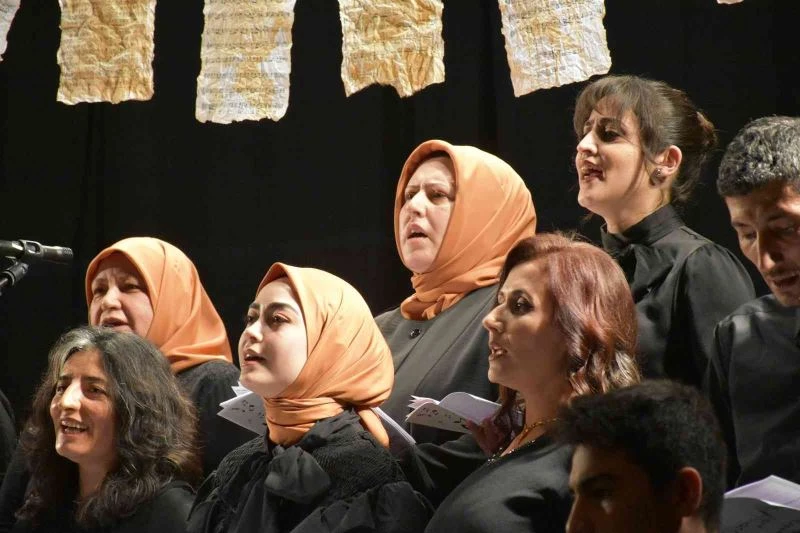 Eğitimlerini tamamlayan Türk sanat müziği korosu kursiyerleri kulakarın pasını sildi
