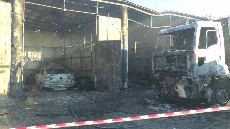 Belediyenin garajında patlama: Makam aracı yandı, çöp toplama aracı hasar gördü
