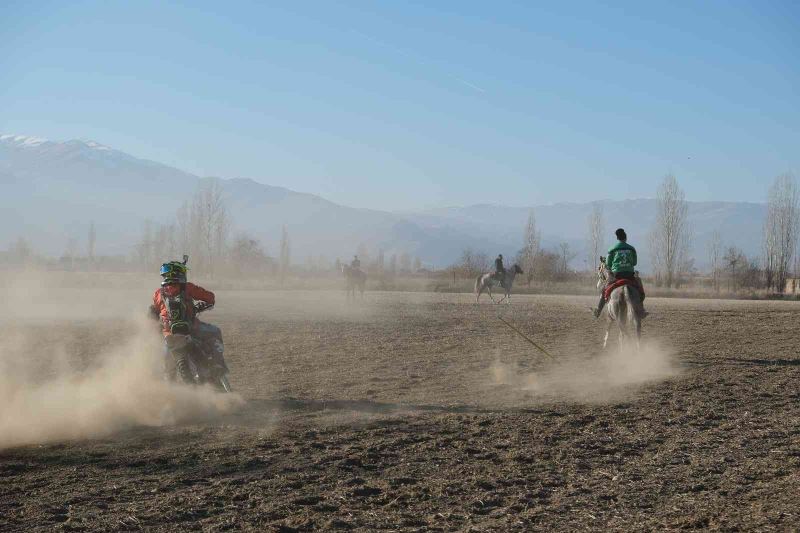 Ata sporu ciritte bu kez atların rakibi motosikletliler oldu
