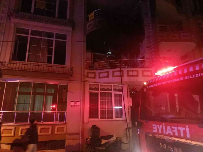 Balıkesir’deki ev yangınında 2 kişi dumandan etkilendi
