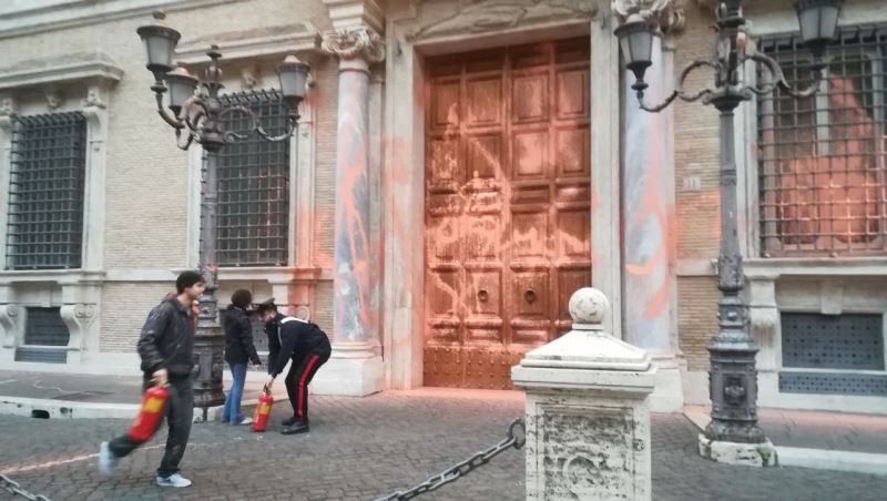 İtalya’da iklim aktivistlerinden Senato binasına boyalı saldırı: 5 gözaltı
