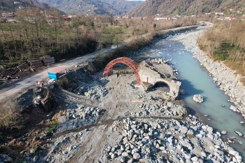 Sel sularının yıktığı 400 yıllık tarihi taş kemer köprü restore ediliyor
