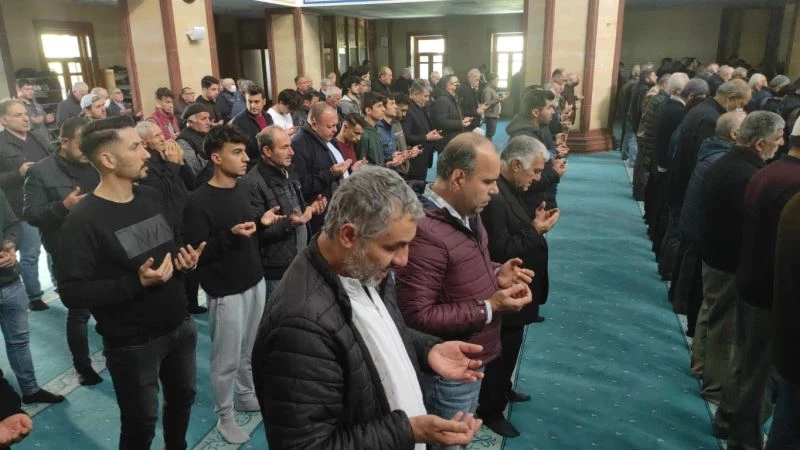 Adana’da eller semaya açıldı, yağmur için dua edildi
