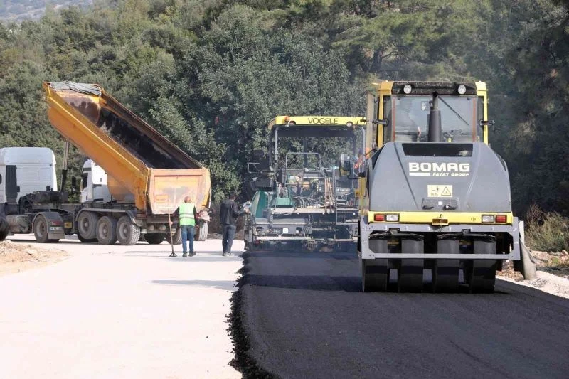 Bodrum Mümtaz Ataman Caddes’inde sıcak asfalt dökümü devam ediyor
