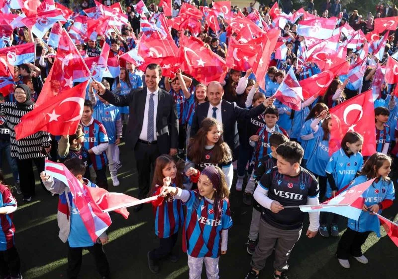 Başkan Ahmet Ağaoğlu, öğrencilere 10 bin forma hediye etti
