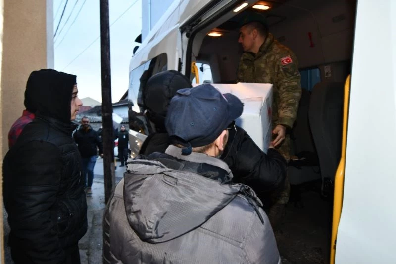 Kosova’da görev yapan Türk askerinden selzedelere kıyafet yardımı
