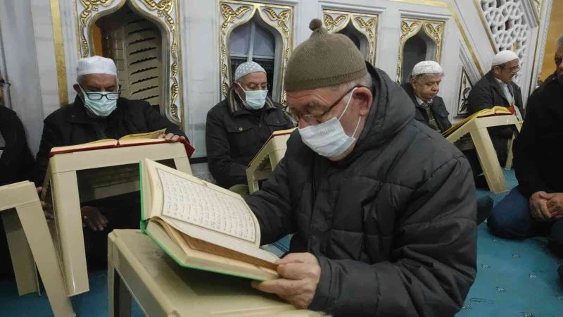 Adana’da sabah namazında kubbeler Kuran sesiyle inledi