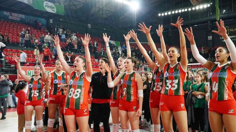 Karşıyaka Voleybol’da yüzler gülüyor
