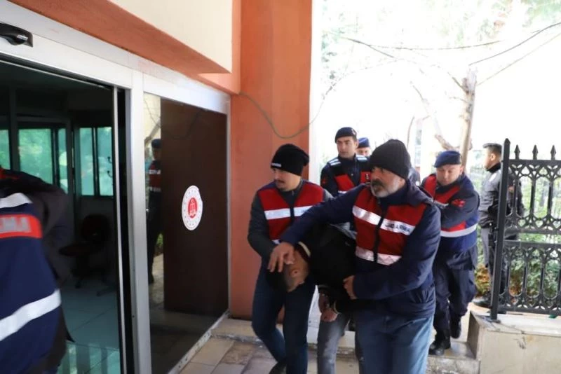 Mardin’de 5 kişinin öldürüldüğü olayın şüphelileri adliyeye sevk edildi
