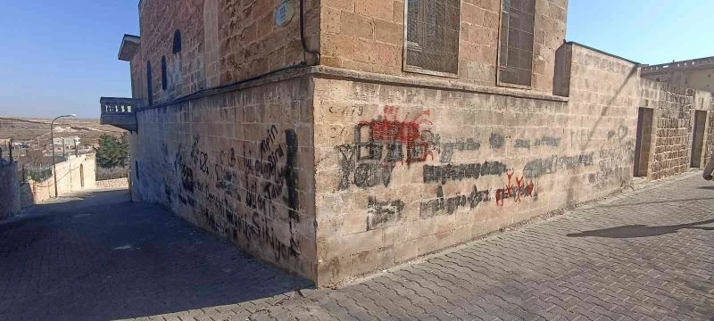 Turizm ilçesi Midyat’ta duvar yazıları ve düzensiz çevre dikkat çekiyor
