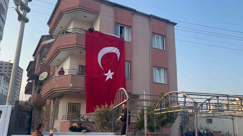 Şehit ateşi Hatay’a düştü, baba evine Türk bayrakları asıldı