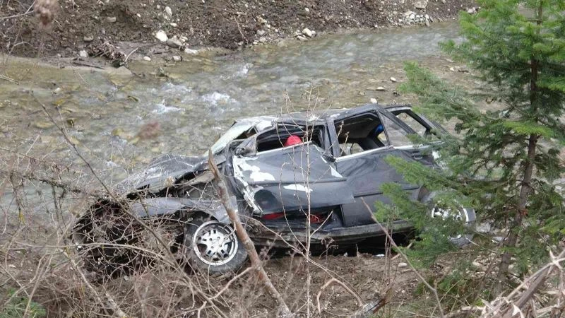 Defalarca takla atan otomobil dereye uçtu: 1’i çocuk 5 yaralı
