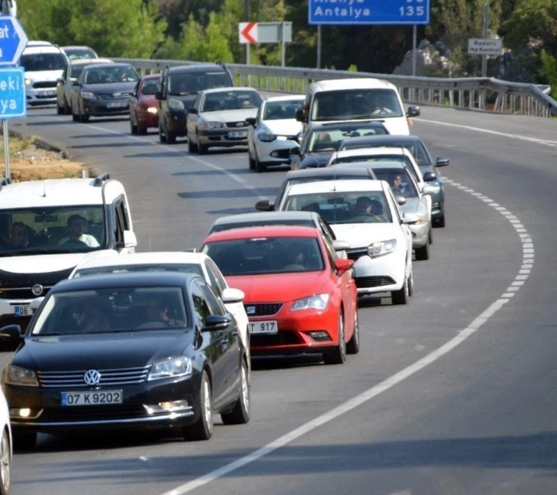 Antalya’da trafiğe kayıtlı taşıt sayısı son 1 ayda 11 bin arttı
