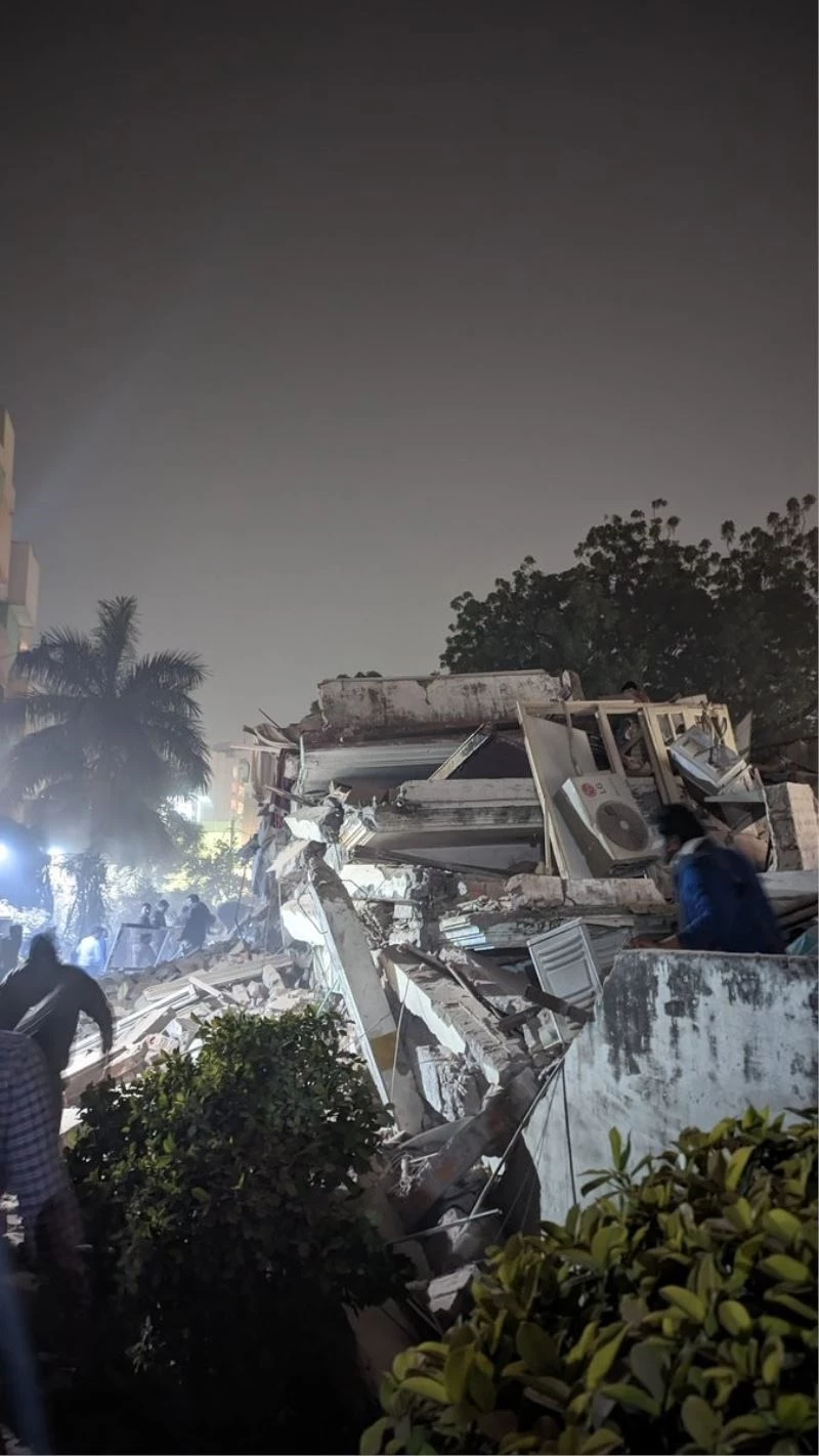 Hindistan’da 4 katlı bina çöktü: 3 ölü
