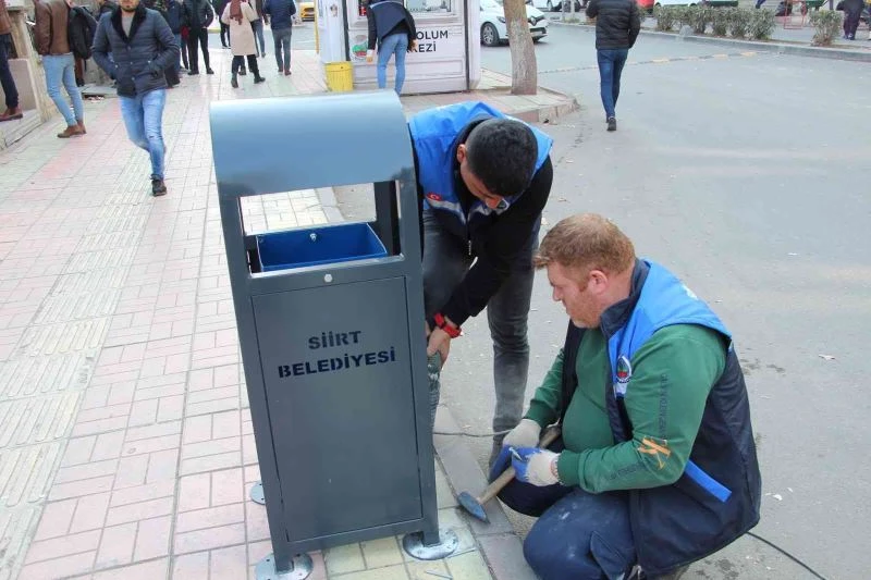 Siirt belediyesi eskiyen çöp kutuları yenileniyor
