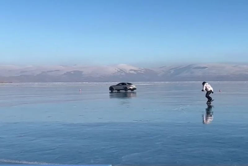 Çıldır Gölü’nde buz patencileri ile otomobilin performansı
