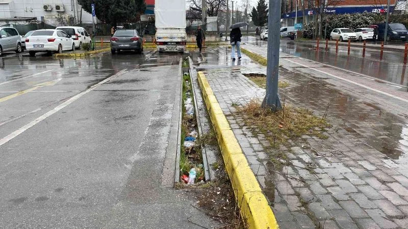 Açık otopark alanında mazgallar çalındı, vatandaşlar isyan etti
