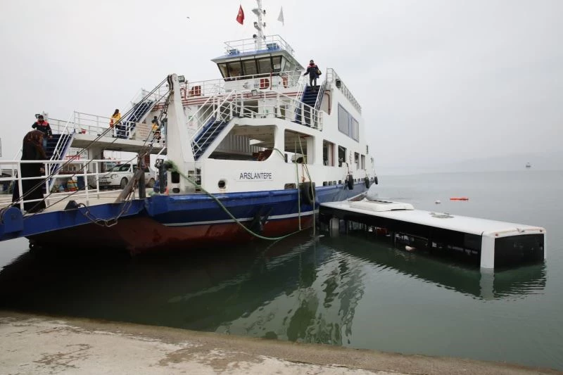 Malatya’da belediye otobüsü baraj gölüne uçtu: 3 yaralı
