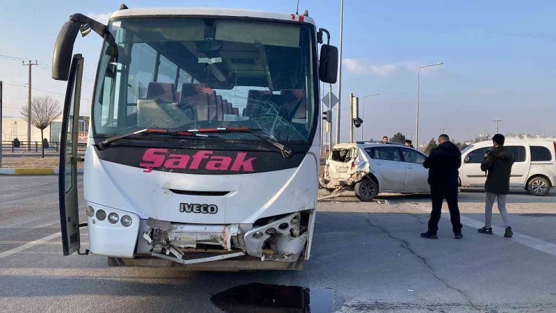 İşçi minibüsü ile otomobil çarpıştı: 3 yaralı
