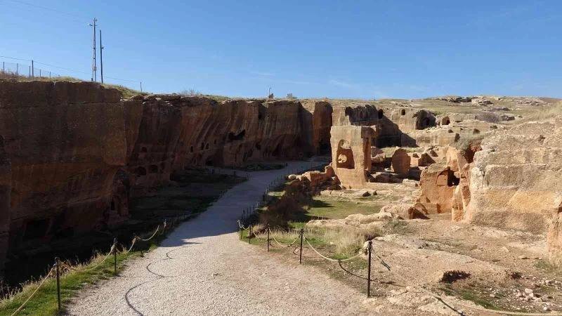 Mardin’in tarihi yapıları kar güzelliğine hasret kaldı
