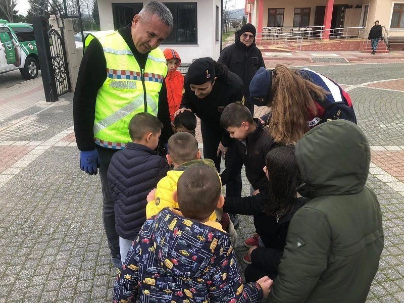 Jandarma çocukların yanlarında
