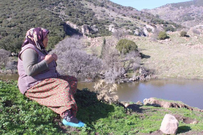 Heyelanın vurduğu köy mezarlığı sular altında kaldı
