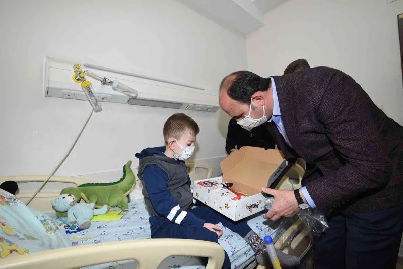 Başkan Altay onkoloji servisindeki çocuklara şivlilik dağıtarak moral verdi
