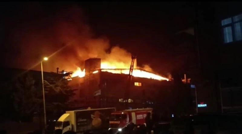 Pendik’te cam ve plastik ürünler üretilen bir fabrikada çıkan yangın çıktı. Olay yerine çok sayıda polis ve itfaiye ekibi sevk edildi.
