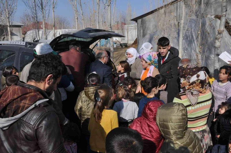 Başkan Turan’dan çocuklara bot ve mont desteği
