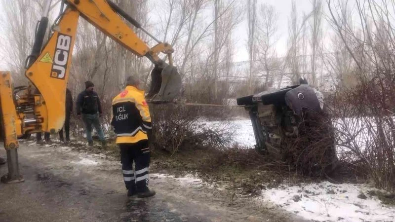 Kayganlaşan yolda kontrolden çıkıp yan yattı: 4 sağlık çalışanı yaralandı
