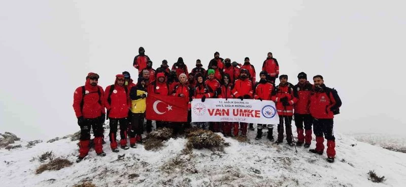Van’da 36 UMKE gönüllüsü Gören Dağı’na tırmandı
