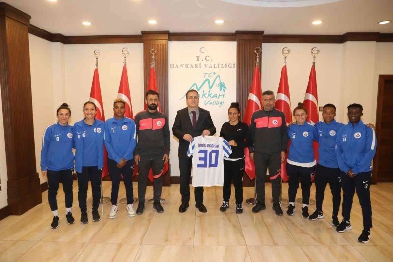 Vali Akbıyık kadın takımını makamında kabul etti
