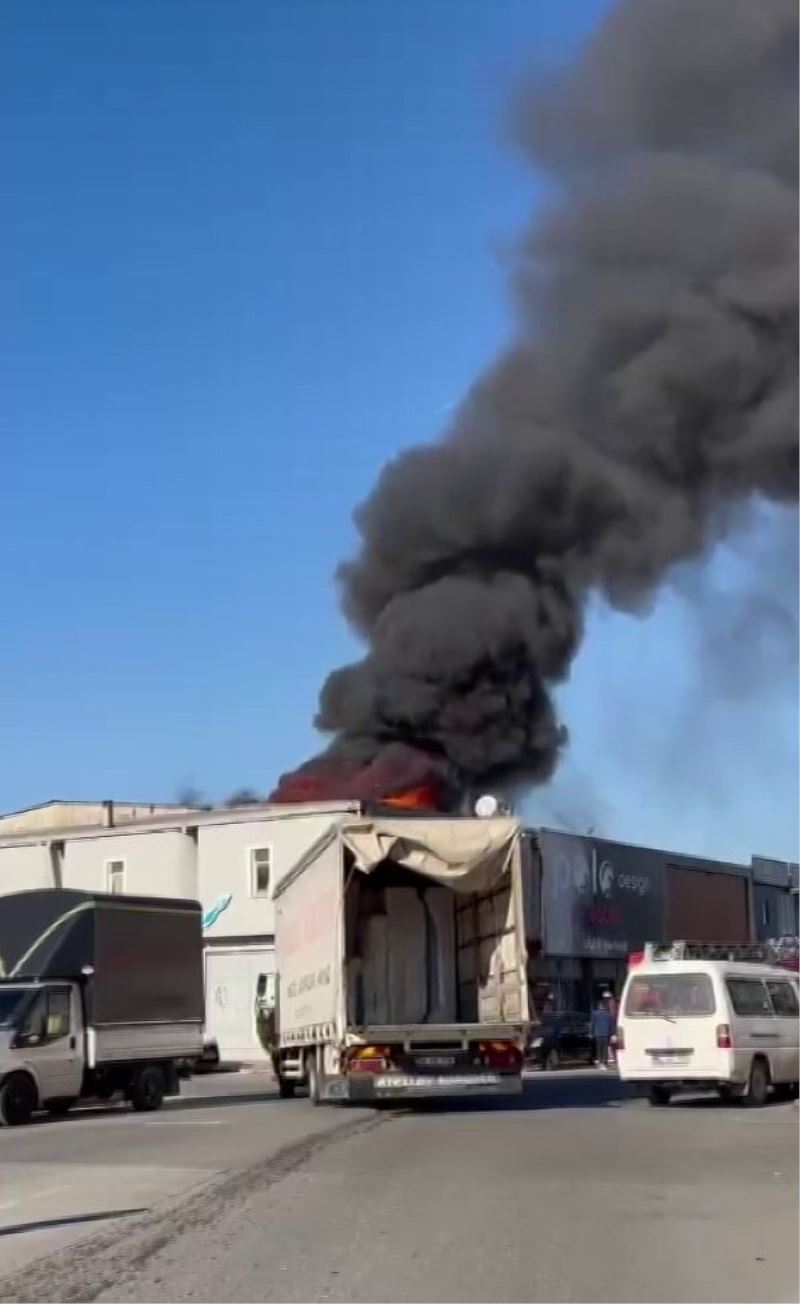 Mobilyacılar çarşısında korkutan yangın: Çok sayıda ekip sevk edildi
