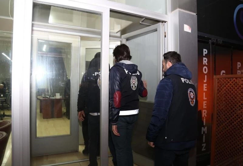 Samsun’da 99 aranan şahıs yakalandı, 56 bin sentetik hap ele geçirildi, 95 araç trafikten men edildi
