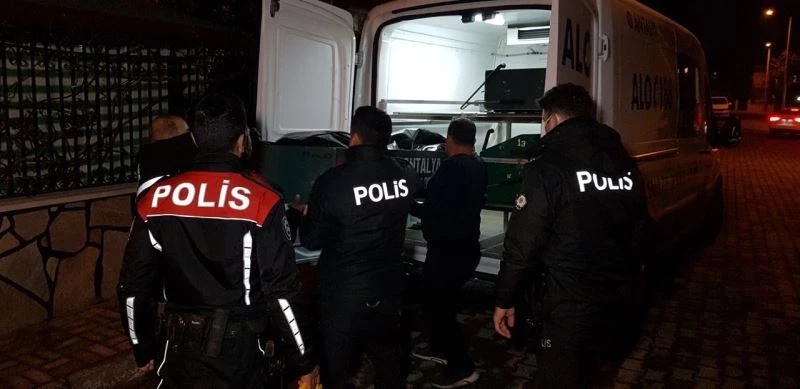 Çocuklar, metruk binaya kaçan top için girdiği evde cesetle karşılaştı
