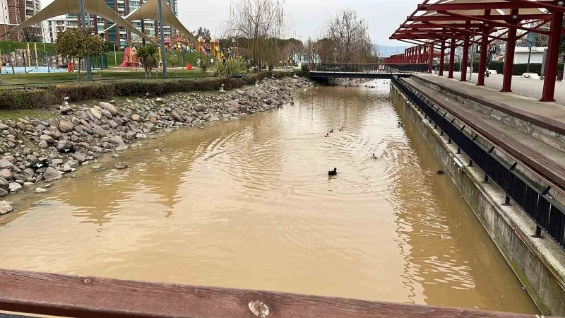 Parktaki su kanalına düşen çocuk boğulma tehlikesi geçirdi
