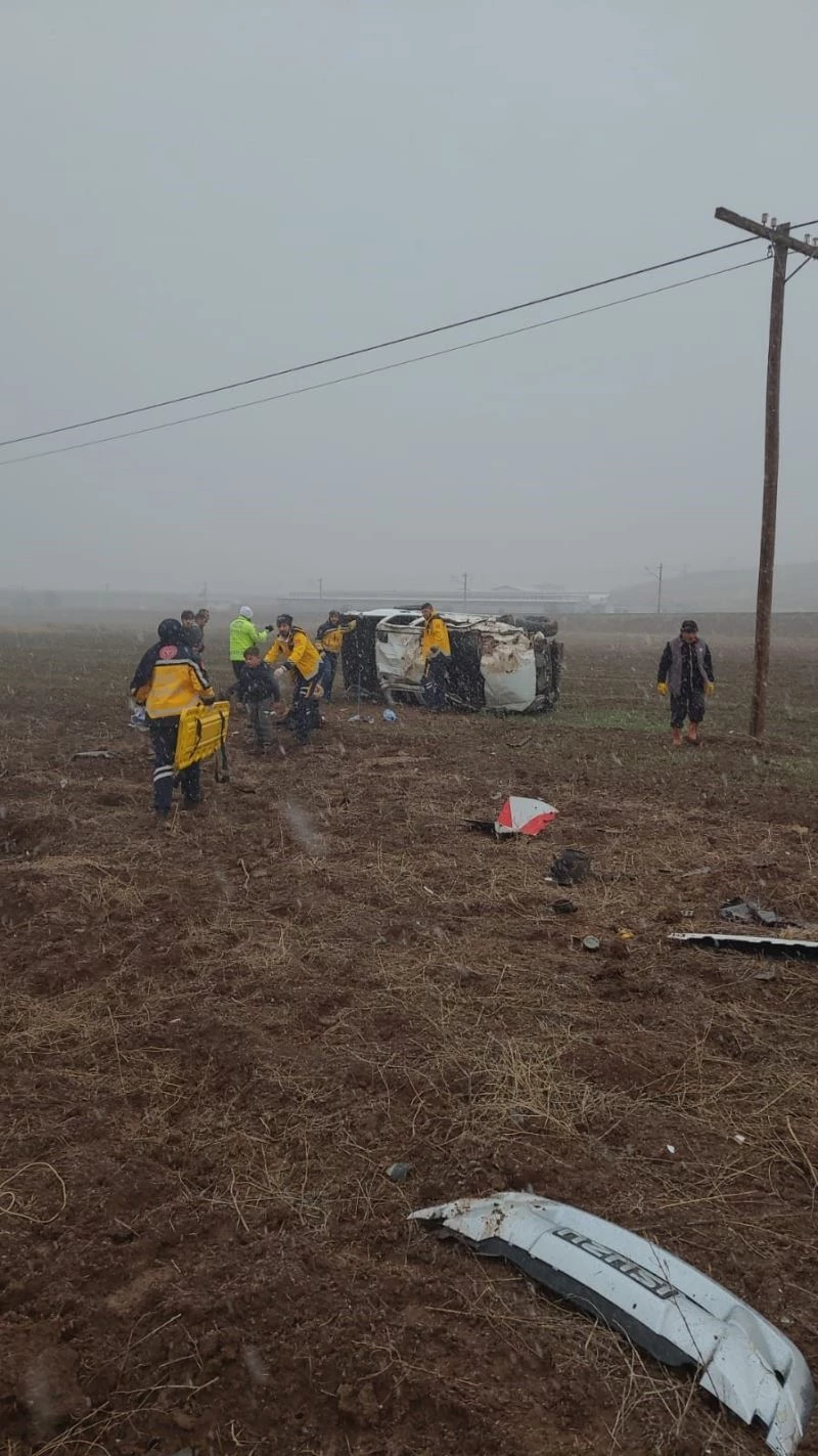 Pikap tarlaya uçtu: 1’i bebek 5 yaralı
